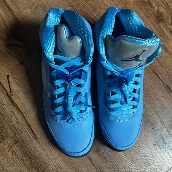 Jordan Athletic Shoes in Light Blue and Black - Picture 2 of 7